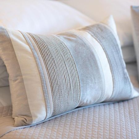 Bridge Cottage Bed And Breakfast Питерборо Екстериор снимка